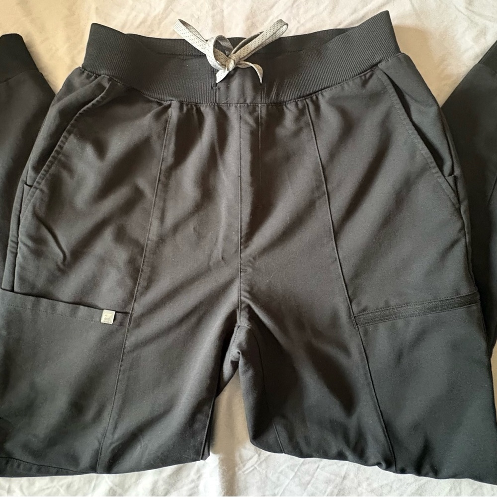 Fabletics Scrub Set - image 3